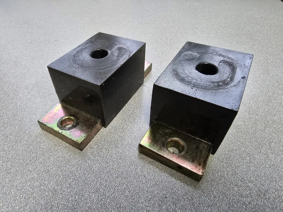 NICE PAIR USED HIGH PERFORMANCE PORSCHE 914 SOLID ENGINE MOTOR MOUNTS - Imagem 1 de 4