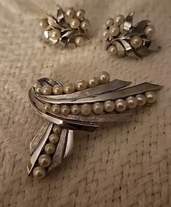 Vintage Crown Trifari Faux Pearl Brooch Pin And Earring Set Silver Tone - Picture 1 of 8