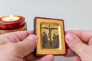Pequeño icono de madera con el icono de la crucifixión, icono cristiano tallado. - Imagen 1 de 4