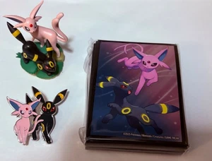 Pokemon TCG - Prismatic Evolutions Figurensammlung Sleeves, Pin und Figur - Bild 1 von 4