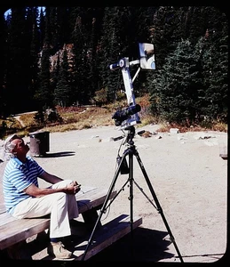 Man with strange camera setup - 1960s Stereo Realist slide #1988 - Picture 1 of 3
