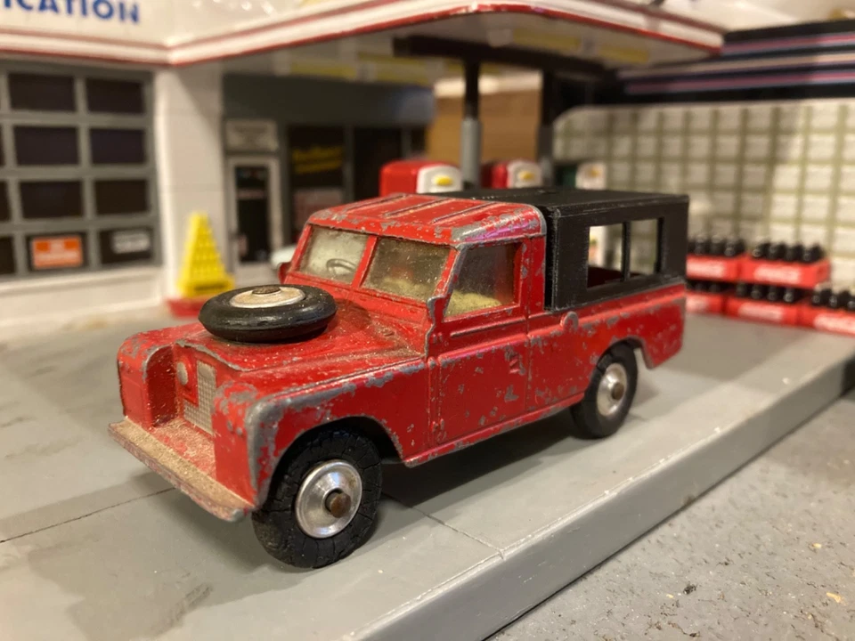 Vintage 1960’s Corgi Toys Diecast Red Land Rover 109 W.B. Made in Great Britain - Image 1 of 4