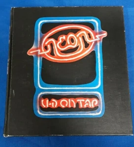 Neon University of Detroit Jahrbuch 1975 - Bild 1 von 4