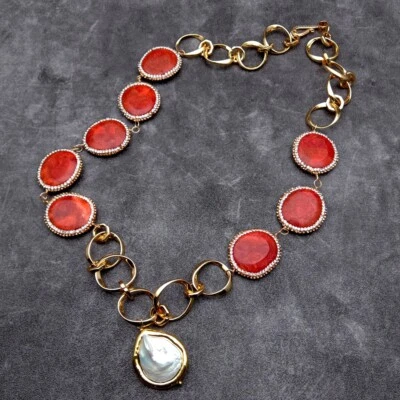 Collar de cadena enchapado en oro con dije de perlas moneda blanca pavé de cristal coral esponja roja Foto 1 de 4