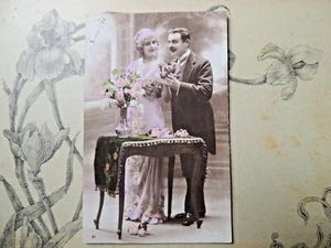 Carte Postale ancienne fantaisie Couple fleurs scène galante 1900 - Bild 1 von 2