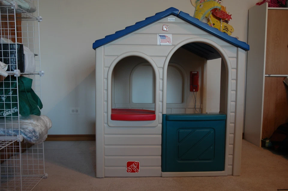 Step 2 garage play house - Image 1 of 2