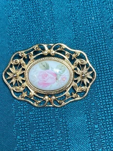 Vintage filigrane florale goldfarbene Porzellanbrosche Anstecknadel handbemalt rosa Rosen 2 1/4" - Bild 1 von 13