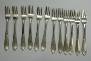 12 horquillas de aperitivo de plata holandesa monograma de 4 1/4" en V 4,47 Toz 0,830 - Imagen 1 de 4