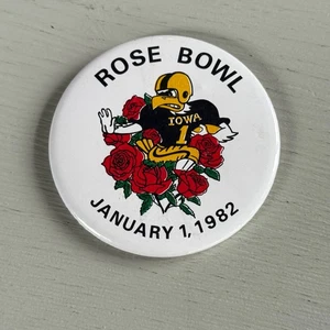 Vintage 1982 Rose Bowl Pinback Button Iowa Hawkeyes Footbal - Imagen 1 de 4