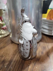 Pier 1 Cerámica Plata y Blanco Santa Figura Sosteniendo Árbol - Caja Original - Imagen 1 de 7