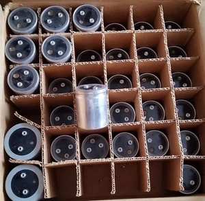 Condensadores electrolíticos para computadora con terminales de tornillo radial - lata de metal - Imagen 1 de 9