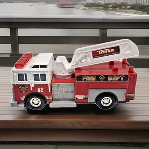 Vintage Tonka Red Fire Truck #82 - Lights & Sounds - Feuerwehr Spielzeug - Hasbro - 2011 - Bild 1 von 12