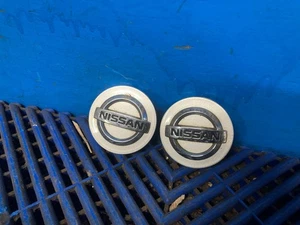 Par de tapas centrales de llantas de aleación originales Nissan Qashqai 54 mm 40342AV610 - Imagen 1 de 5