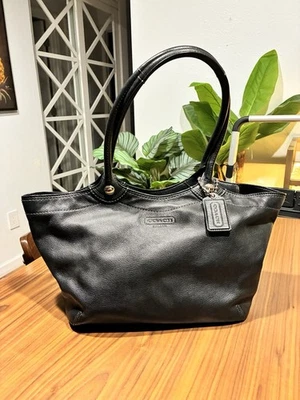 Bolso de mano Coach Bleaker de cuero negro con asas dobles Foto 1 de 4