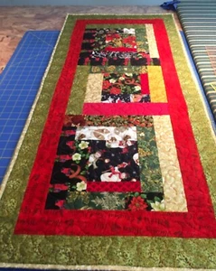 Handgefertigter gesteppter Weihnachten Tischläufer, wendbar, elegant, 42” x 19” - Bild 1 von 7