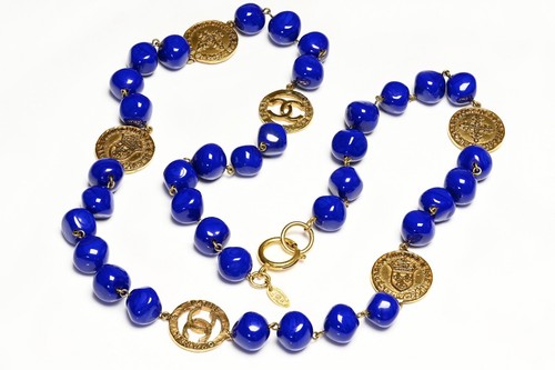 Collana vintage 1991 Chanel Gripoix perle di vetro blu CC moneta medaglione sautoir