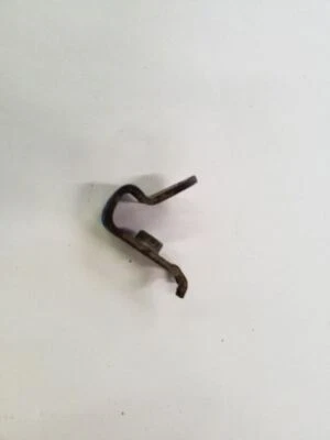 Soporte de cable de freno de emergencia central del eje trasero | Se adapta a Cadillac / Chevrolet 09-14 Foto 1 de 4