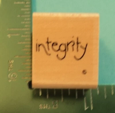 Sello de goma INTEGRIDAD diciendo palabra de Close to My Heart Foto 1 de 2