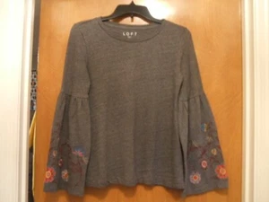 LOFT Ann Taylor XS NUEVO CON ETIQUETAS Gris Bordado Top Mangas Campana Pullover LINDO Nuevo - Imagen 1 de 14