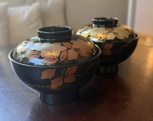 2 Japanische Miso Suppe Reis Schüsseln mit Deckel 5" Durchmesser Blüten Design Schwarz Kunststoff - Bild 1 von 10