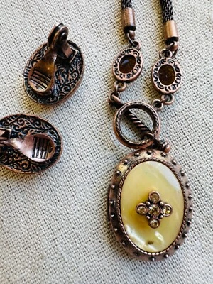 1928 Foto Colgante Ovalado Medallón Tallado Bronce Cuerda Cadena Clip Pendiente Conjunto de Joyería Foto 1 de 4