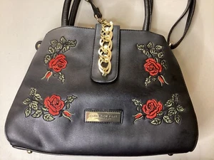 Bolso de hombro convertible negro con estampado de flores bordado Marc New York - Imagen 1 de 10