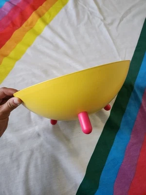 Consola trípode Ikea 2013 Ola Wihlborg estilo Memphis amarillo y rosa cuenco de metal Foto 1 de 4