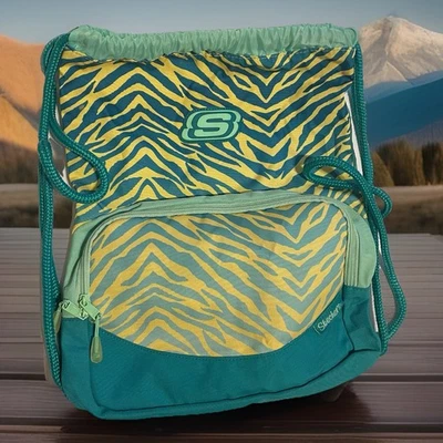 Mochila con cordón Skechers CARRYSACK verde azulado y amarillo estampado de cebra Foto 1 de 4