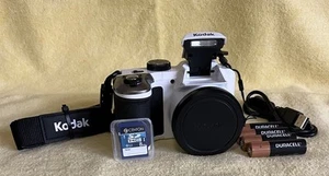 Kodak PIXPRO AZ251 16.0MP 26x Zoom Digitalkamera - Weiß - Neuwertig - Bundle - - Bild 1 von 11