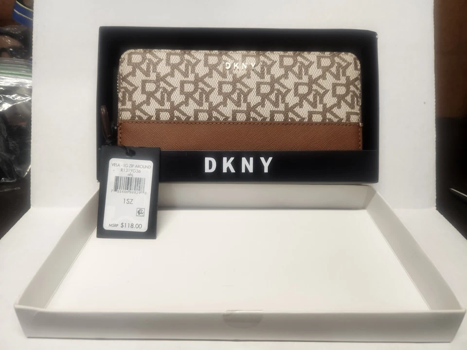 Cartera DKNY Vela Grande Cremallera Alrededor Logo Patrón Marrón [R131YG36] PRECIO DE VENTA SUGERIDO POR EL FABRICANTE $118 Foto 1 de 1