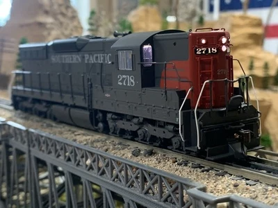HO Scale Broadway EMD SD7 DCC Sound Rolling Thunder Locomotive SOUTHERN PACIFIC - Image 1 of 4