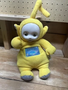 Muñeca amarilla de peluche LaLa Talking Lala 1998 vintage Teletubbies Talking “todavía habla” - Imagen 1 de 8