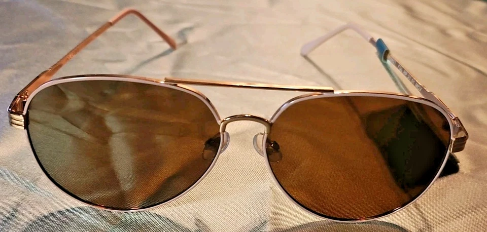 Gafas de sol polarizadas Foster Grant doradas con aviador rosa 100 % UVA/UVB Foto 1 de 4