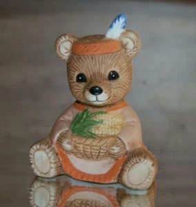Bear dressed like indian feather headdress holding basket VTG Homco #5312 - Imagen 1 de 11
