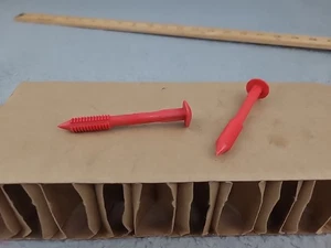 2x Little Tikes Cozy Coupe Ersatzteil rot Nylon Säulenclip - Bild 1 von 4