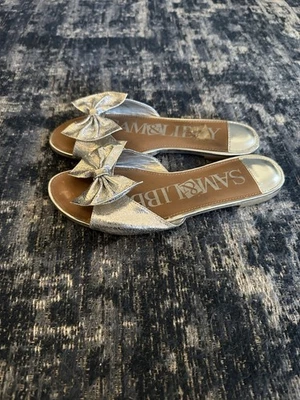 Sandalias planas Sam & Libby metálicas plateadas sin cordones para mujer talla 7,5 lazos vacaciones Foto 1 de 4