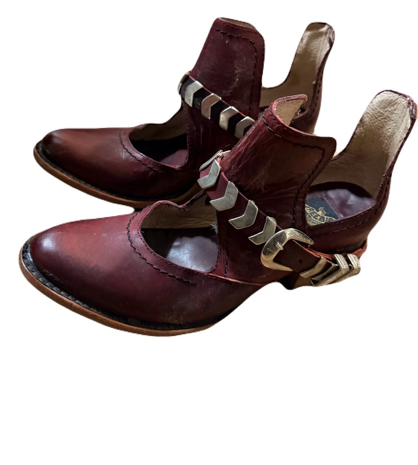 Botín con arnés de hoja FREEBIRD BY STEVEN 7 cinturón occidental borgoña envejecido Foto 1 de 4