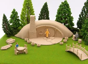 Hobbit Auenhaus - 18 Stck. HO Skala Landschaftstisch, Stühle Brücke, Pflanzgefäße, Stämme - Bild 1 von 8