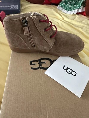 NUEVO EN CAJA UGG Niñas y Niños Unisex Kristjan Chukka Botas Castaño Niños Pequeños Talla 12 Foto 1 de 4