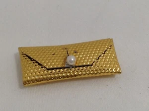 Cartera de colección Mattel Barbie Francie texturizada tono dorado con perla sintética década de 1960 - Imagen 1 de 3