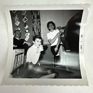 Frauen Mann lacht 1959 Vintage Foto Echtfoto Weihnachtskarten - Bild 1 von 2