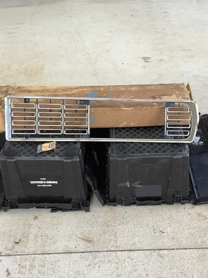 Parrilla de faros ocultos media C8AZ-8151-B Ford Galaxy LH 1968 nuevo de lote Foto 1 de 4