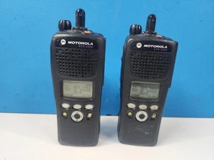 Ein Motorola XTS 2500 Funkgerät H46UCH9PW7AN - Bild 1 von 5