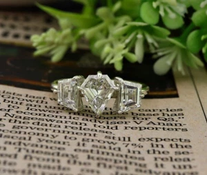 Anillo de aniversario único de moissanita de tres piedras corte cometa y trapezoide - Imagen 1 de 9
