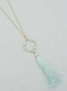 NEU BOUTIQUE Quatrefoil Quaste lange Halskette {hellblau} - Bild 1 von 2