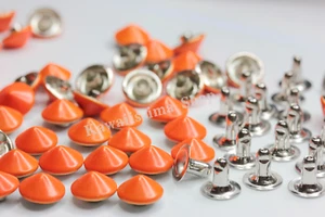 Da 50pz a 1000pz a scelta Borchie a cono con rivetto 9mm colore arancio smaltato - Picture 1 of 1