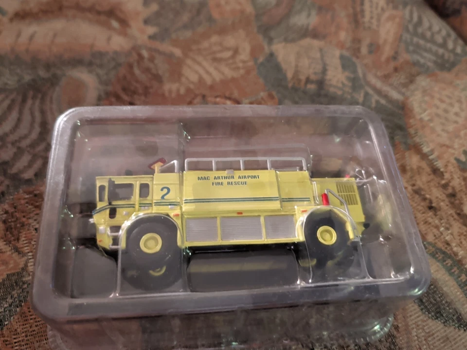 MAC ARTHUR AIRPORT FIRE RESCUE Apparatus 1/72 Scale - Image 1 of 1