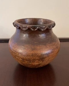 Vintage Traditional Navajo Pottery Pine Pitch Vase With Decorative Edging - Bild 1 von 9