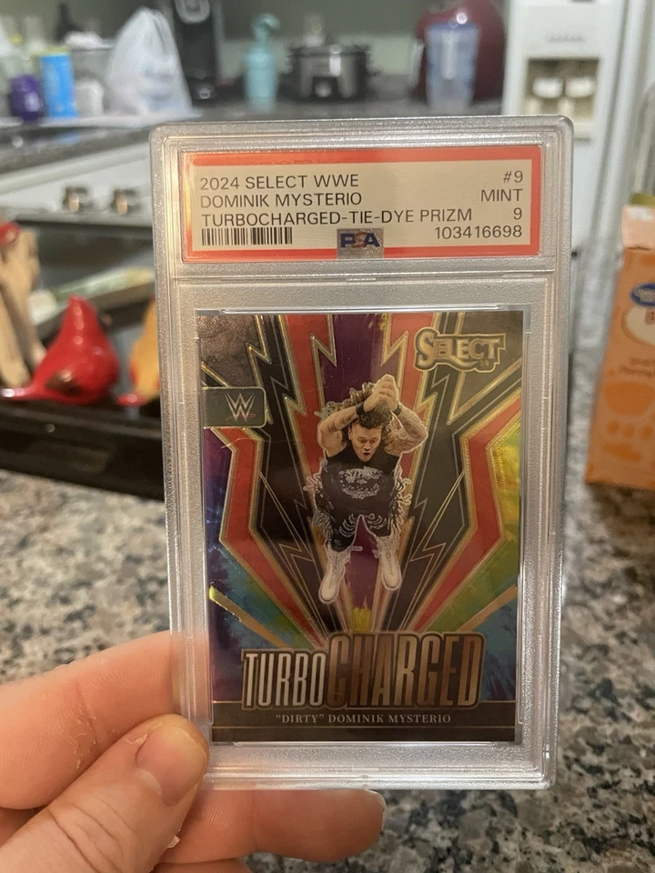 2024 Select WWE Dominik Mysterio Turboalimentado Tie Dye Prizm/25 Foto 1 de 3