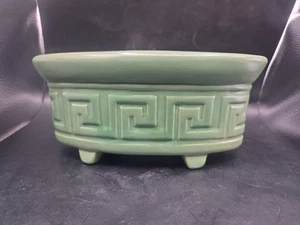 Maceta pedestal Art Deco llave griega verde ala roja 748 cerámica vintage EE. UU. - Imagen 1 de 8